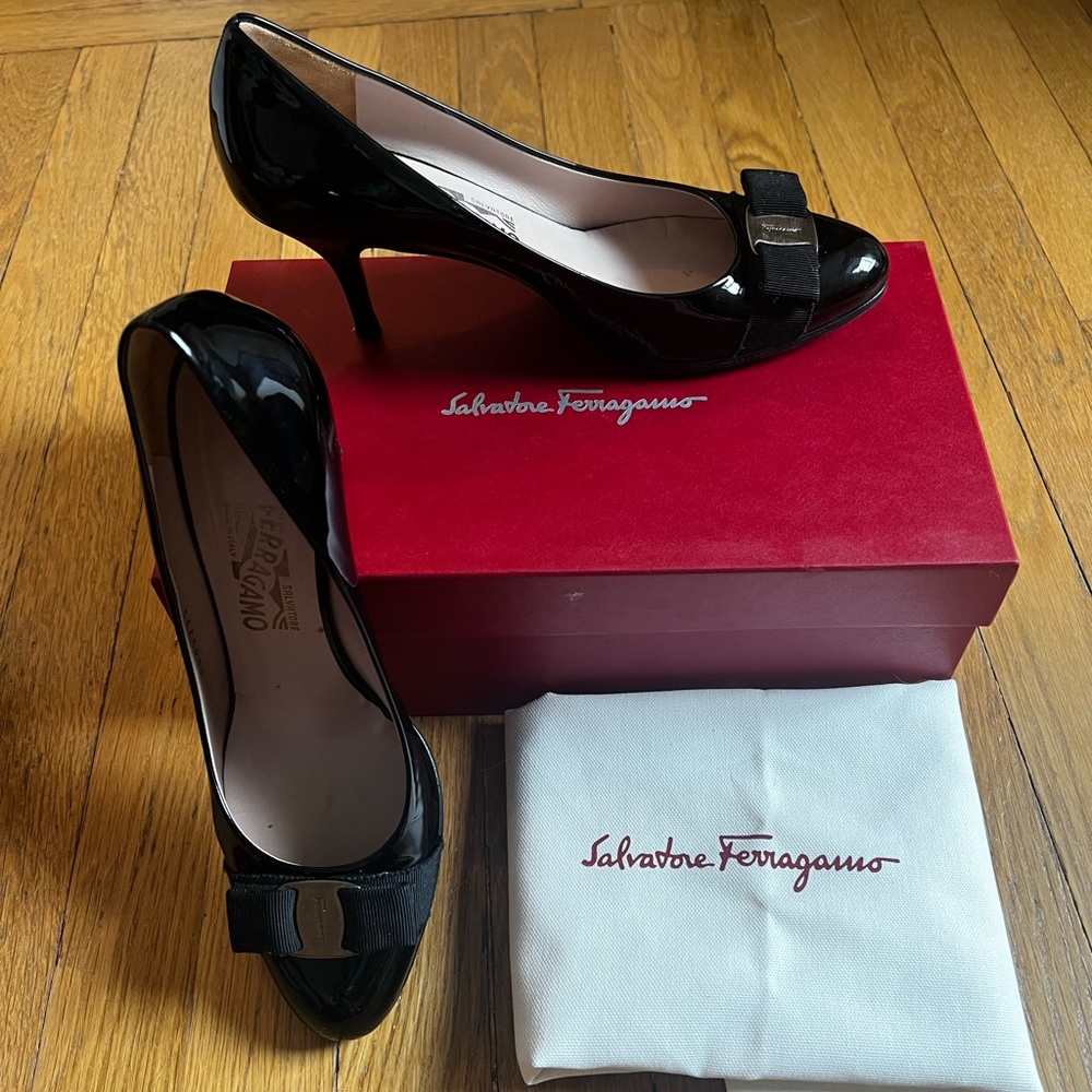 Salvatore Ferragamo Vera Bow Pump in Patent Black Size 10